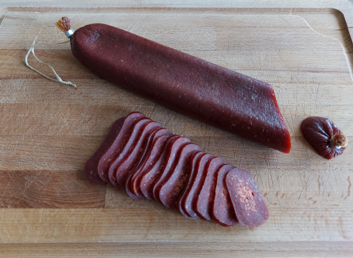 Babic rumenit și servit cu ceapă