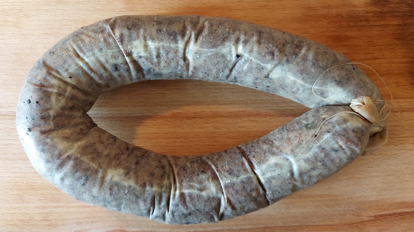 Caltaboș feliat, servit tradițional