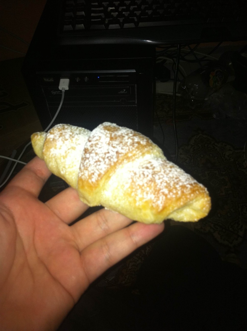 Cornulețe fragede pudrate cu zahăr