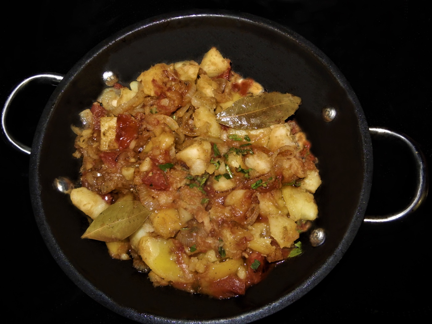 Iahnie de cartofi în sos de roșii