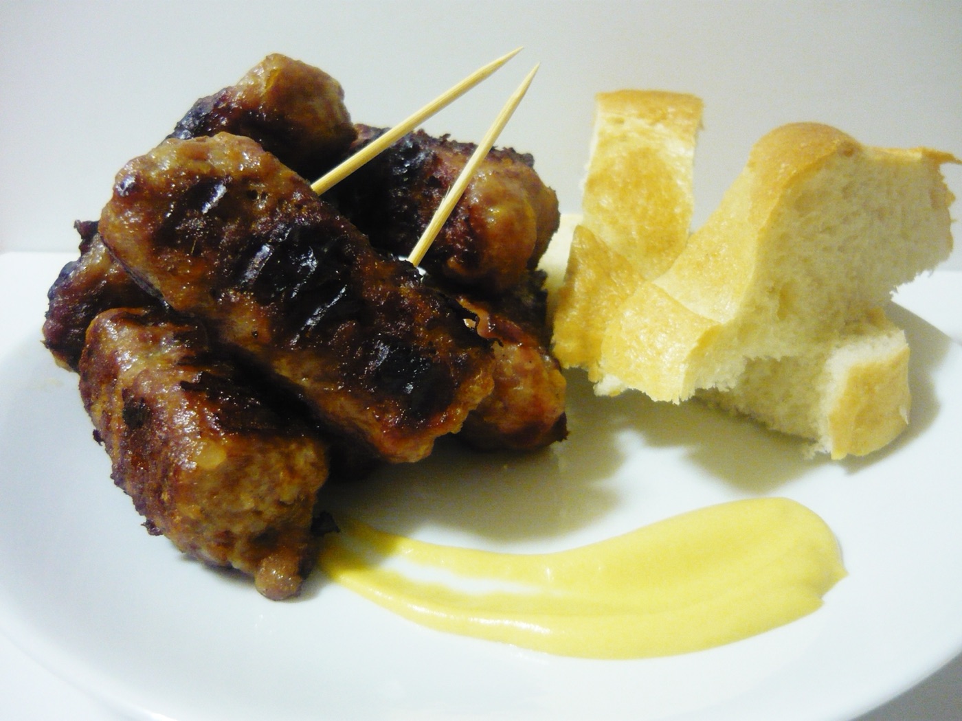 Mititei rumeniți pe grătar