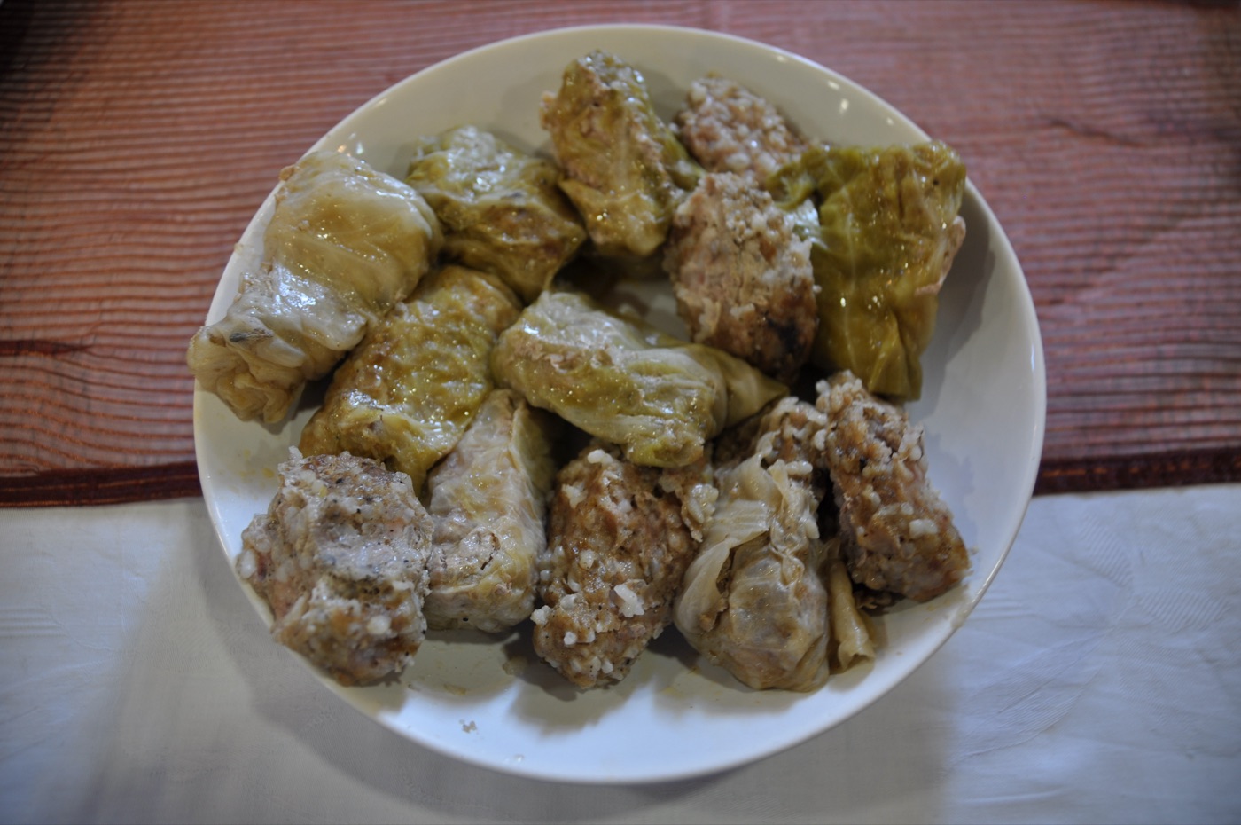 Sarmale rumene în oală de lut