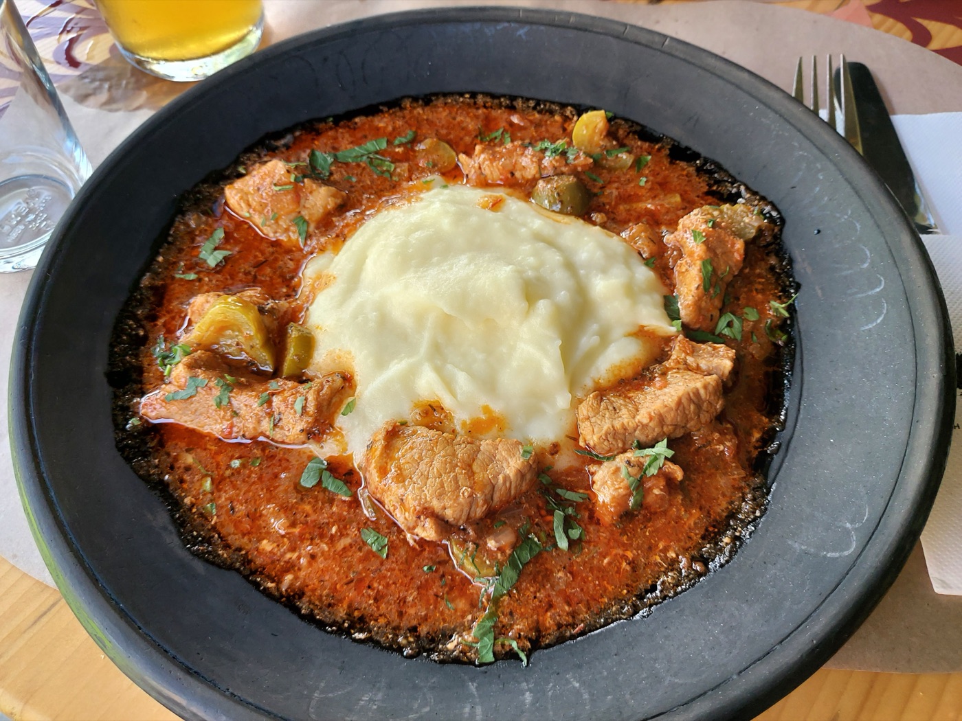 Tocăniță de murături servită fierbinte